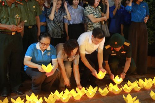 Mỗi đại biểu nâng niu một bông hoa, chậm rãi tiến đến từng phần mộ để dâng lên những người đã ngã xuống vì Tổ quốc.