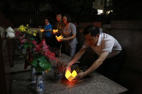 Trước những hàng mộ thẳng tắp, từng bông hoa lần lượt được đặt xuống, nối dài mạch nguồn tri ân của các thế hệ hôm nay.