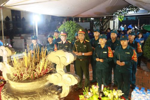Giữa không gian trầm mặc của nghĩa trang, tiếng nhạc "Hồn tử sĩ" vang lên, mỗi đại biểu lặng im trong giây phút tưởng niệm.