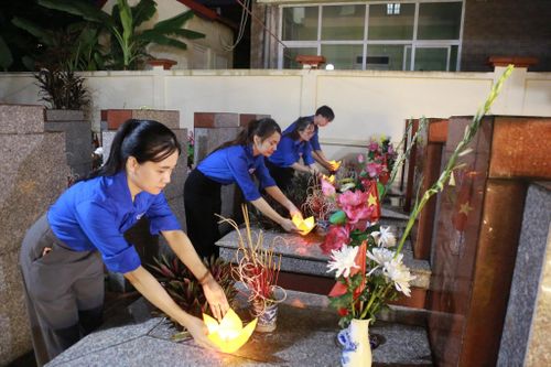 Lần đầu tham gia chương trình đền ơn đáp nghĩa, đoàn viên Thu Hoài cho biết đây là dịp để mỗi đoàn viên, thanh niên nhìn lại trách nhiệm của mình đối với truyền thống dân tộc. “Em nghĩ hoạt động tri ân không chỉ diễn ra trong những ngày kỷ niệm mà cần được thể hiện bằng những việc làm thiết thực hằng ngày. Thế hệ trẻ hôm nay cần không ngừng học tập, rèn luyện, cống hiến để xứng đáng với sự hy sinh của các thế hệ đi trước”, Thu Hoài chia sẻ.