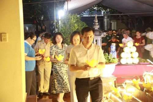 Mỗi đại biểu nâng niu một bông hoa, chậm rãi tiến đến từng phần mộ để dâng lên những người đã ngã xuống vì Tổ quốc.