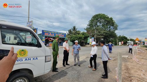 Cơ quan chức năng tỉnh Quảng Trị tổ chức lực lượng bảo vệ và tiến hành rào chắn đóng điểm "đen" vi phạm trên tuyến Quốc lộ 9