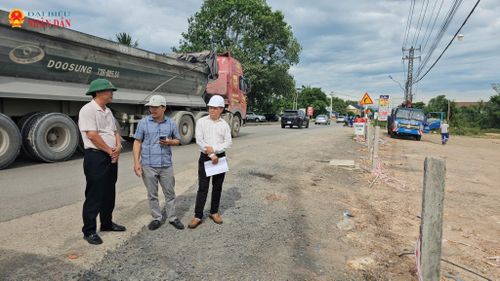 Theo dự kiến, trong ngày 28/7 toàn bộ cọc hộ lan rào chắn điểm "đen" về giao thông do người dân tự ý mở, san lấp mặt bằng vi phạm hành lang đường bộ trên tuyến QL 9 sẽ được đóng hoàn tất.