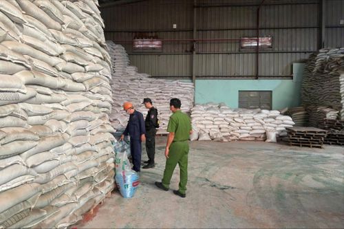 Công an tỉnh Tây Ninh kiểm tra kho phân bón giả