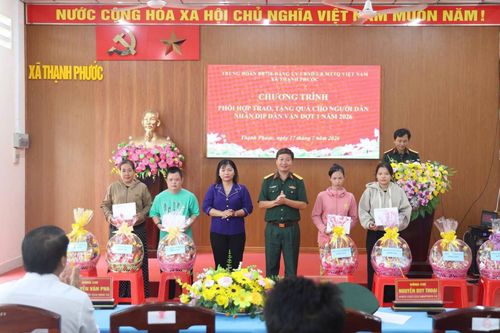 Trung đoàn Bộ binh 738 tặng quà cho người dân