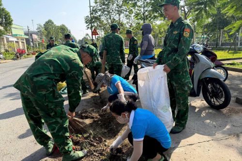 Cán bộ, chiến sĩ LLVT tỉnh Tây Ninh cùng người dân dọn dẹp vệ sinh môi trường