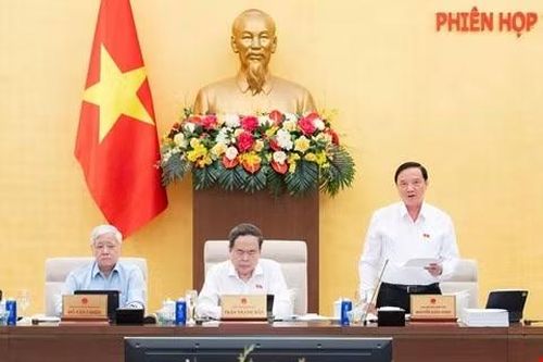 Phó Chủ tịch Quốc hội Nguyễn Khắc Định điều hành Phiên họp.