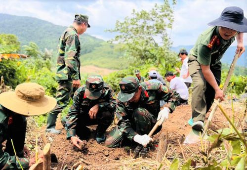 Lực lượng Quân đội cùng Công an tiến hành cất bốc hài cốt liệt sĩ tại khu vực rừng núi.