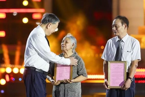 Tổng Bí thư, Chủ tịch nước Tô Lâm trao kết quả xác định danh tính hài cốt liệt sĩ thông qua giám định ADN cho thân nhân liệt sĩ Lê Bá Loan, tối 26/7/2026.