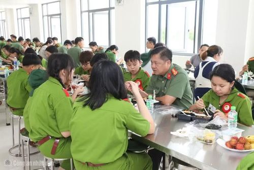 Đại tá Nguyễn Thanh Tràng, Phó Giám đốc Công an TP Cần Thơ dùng cơm cùng các “chiến sĩ nhí”.