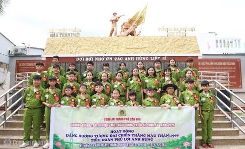 Các em dâng hương tại Đài Chiến thắng Mậu Thân 1968.