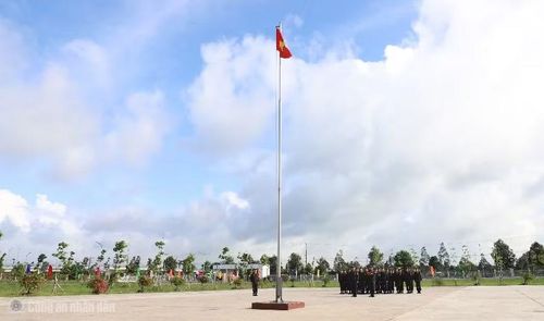 Các “chiến sĩ nhí” thực hành nghi thức chào cờ Tổ quốc.