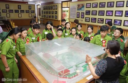 Tham gia sinh hoạt chính trị, giáo dục truyền thống tại Khu Di tích lịch sử - văn hóa cấp Quốc gia Trường Tarbe.