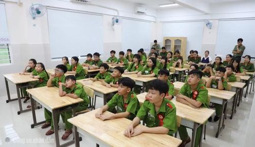 Đại diện Phòng An ninh mạng Công an TP Cần Thơ tuyên truyền, hướng dẫn bảo vệ trẻ em trên không gian mạng.