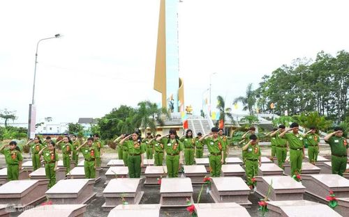 Các "chiến sĩ nhí" viếng Nghĩa trang liệt sĩ Sóc Trăng.