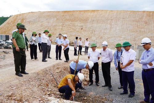 Đoàn công tác gồm lãnh đạo UBND tỉnh Quảng Trị cùng các sở, ban, ngành, địa phương kiểm tra, đốc thúc việc xây dựng các trường liên cấp trên địa bàn.