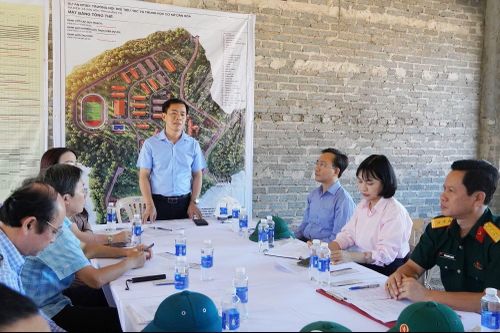 Đồng chí Nguyễn Văn Phương - Bí thư Tỉnh ủy Quảng Trị chỉ đạo việc đẩy nhanh tiến độ xây dựng các trường học liên cấp vùng biên ở Quảng Trị.
