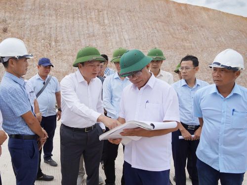 Đồng chí Lê Hồng Vinh - Chủ tịch UBND tỉnh Quảng Trị kiểm tra các công trình trường học được xây mới trên địa bàn tỉnh Quảng Trị.
