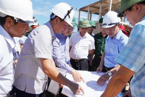 Đồng chí Nguyễn Văn Phương - Ủy viên Trung ương Đảng, Bí thư Tỉnh ủy Quảng Trị kiểm tra việc xây dựng trường học liên cấp tỉnh Quảng Trị.
