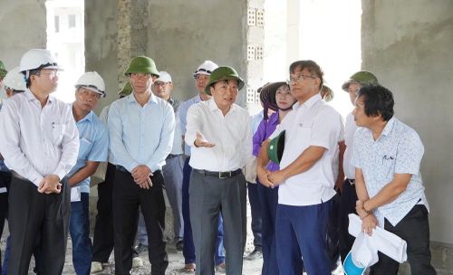 Đồng chí Lê Hồng Vinh chỉ đạo chủ đầu tư, các đơn vị thi công đẩy nhanh tiến độ và đảm bảo chất lượng các công trình trường học tại các xã biên giới.
