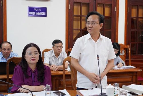 Đại diện lãnh đạo tỉnh Quảng Trị và sở Giáo dục và Đào tạo tỉnh Quảng Trị dự họp bàn việc triển khai xây dựng trường liên cấp ở Đakrông, tỉnh Quảng Trị.