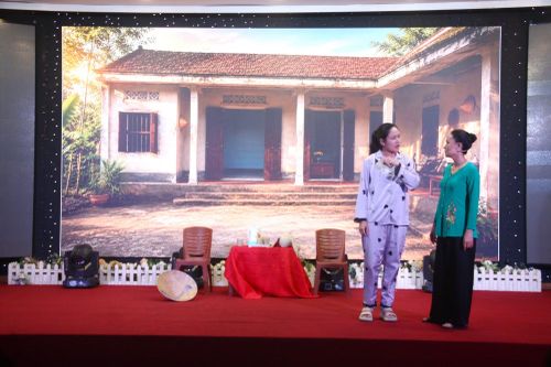 Đại úy Trần Linh Chi, cán bộ Công an tỉnh Khánh Hòa (bên trái) trong vai Mộng Lan - một cô gái sa vào cạm bẫy "việc nhẹ, lương cao".