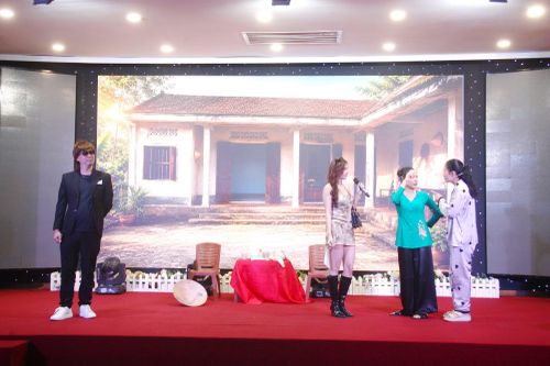 Mộng Lan (bên phải) đang bị những kẻ lừa đảo xuất khẩu lao động với "việc nhẹ, lương cao".
