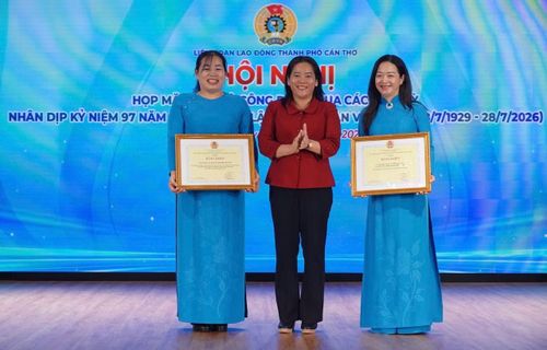 Tổng Liên đoàn Lao động Việt Nam tặng Bằng khen 2 tập thể là Liên đoàn Lao động TP Cần Thơ và Công đoàn cơ sở Công ty TNHH Lạc Tỷ II.