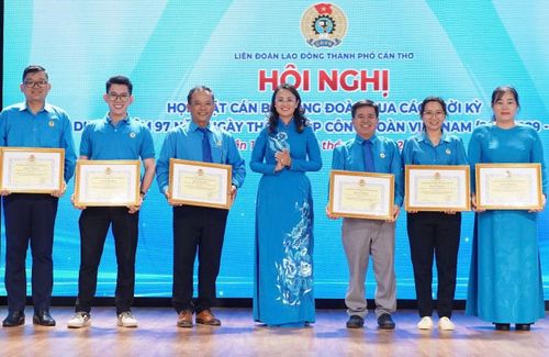 Đồng chí Lê Thị Sương Mai trao Bằng khen tặng tập thể, cá nhân có thành tích xuất sắc Cuộc thi trực tuyến tìm hiểu Nghị quyết Đại hội XIV Công đoàn Việt Nam và Nghị quyết Đại hội Công đoàn TP Cần Thơ.
