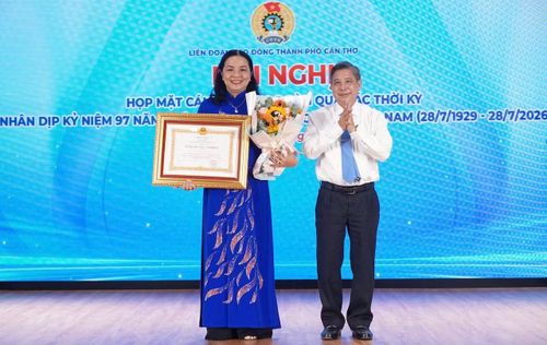 Thừa ủy quyền của Chủ tịch nước, đồng chí Đồng Văn Thanh trao Huân chương Lao động hạng Nhì tặng bà Huỳnh Thị Hiền, nguyên Phó Chủ tịch Thường trực Liên đoàn Lao động TP Cần Thơ.