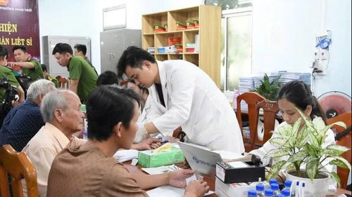 Đội ngũ thực hiện thu mẫu thực hiện nhiệm vụ đúng quy trình, nhanh chóng, cẩn thận.
