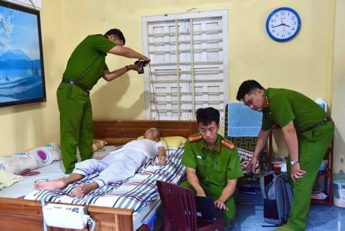 Tổ lưu động trực tiếp đến nhà thân nhân để tiến hành thu mẫu ADN.