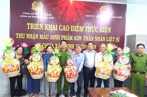 Các tổ, trạm thu mẫu ADN tặng quà cho các gia đình thân nhân liệt sĩ.
