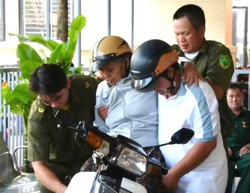 Công an tỉnh đón tiếp thân nhân liệt sĩ chưa xác nhận được danh tính đến thu mẫu ADN (Trạm Công an phường Phan Thiết).