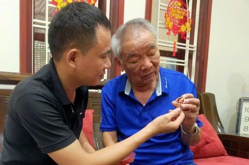 Huy hiệu Bác Hồ được Chủ tịch nước Tôn Đức Thắng tặng thưởng là một trong những kỷ vật thiêng liêng mà đồng chí Vũ Xuân Thu nâng niu, gìn giữ