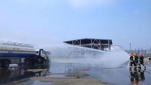 Trong thời chiến hay thời bình, những người lính phòng cháy, chữa cháy và cứu nạn, cứu hộ vẫn trong tư thế sẵn sàng lao đến phía lửa