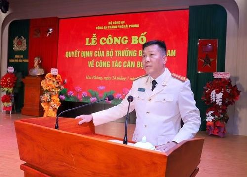 Đại tá Nguyễn Bình Khánh phát biểu nhận nhiệm vụ.