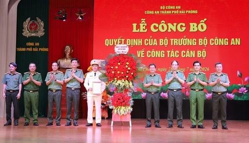 Đại diện lãnh đạo UBND TP Hải Phòng và Ban lãnh đạo Công an TP Hải Phòng chúc mừng Đại tá Nguyễn Bình Khánh.