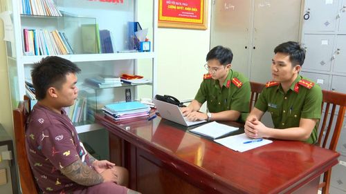 Cơ quan Công an lấy lời khai Lê Phạm Minh Vũ (đối tượng áo đen bên trái) và Nguyễn Đình Kiên (bên phải).