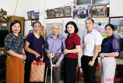 Lãnh đạo xã Trường Hà thăm, tặng quà gia đình chính sách nhân dịp 27/7/2026.
