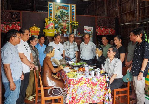 Dòng họ đồng chí Trần Văn Thời cùng lãnh đạo Bảo tàng tỉnh chụp ảnh lưu niệm bên mâm giỗ ông Trần Văn Mạnh, thân sinh Anh hùng LLVTND Trần Văn Thời.