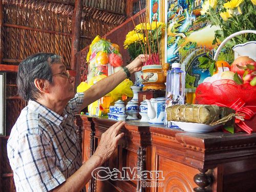 Ông Trần Hòa Bình, cháu ruột của Anh hùng LLVTND Trần Văn Thời, thắp hương tưởng nhớ ông bà.