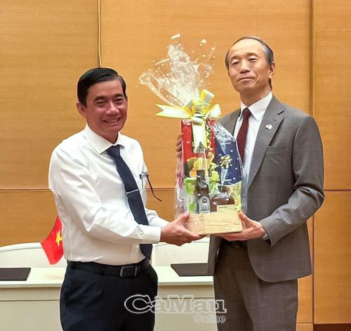  Thay mặt ngành giáo dục Cà Mau, Tiến sĩ Lê Hoàng Dự, Phó Giám đốc Sở GD&ĐT tỉnh (bìa trái), tặng quà lưu niệm cho ông Ono Masuo, Tổng Lãnh sự Nhật Bản tại Thành phố Hồ Chí Minh.
