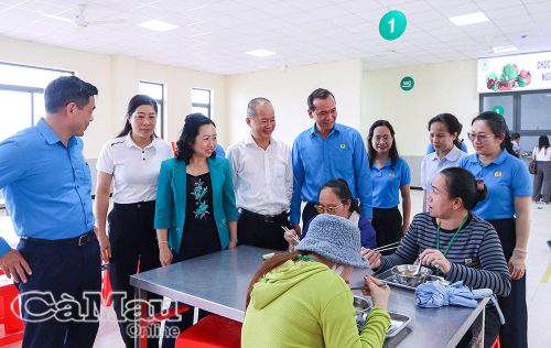 Phó Chủ tịch Tổng LÐLÐ Việt Nam Thái Thu Xương (thứ ba từ trái sang) đến khảo sát căn tin, tìm hiểu đời sống và bữa ăn ca của công nhân tại Công ty TNHH Chế biến Thủy sản Minh Phú Khánh An (xã Khánh An).