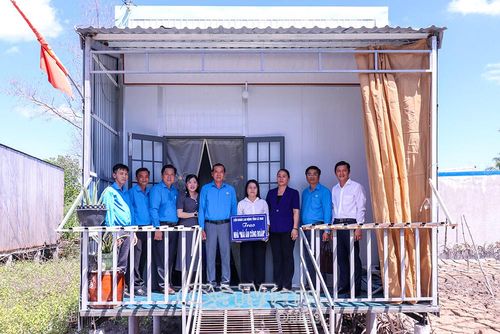 Phó Chủ tịch Ủy ban MTTQ Việt Nam tỉnh Cà Mau, Chủ tịch LĐLĐ tỉnh Lý Công Bắc (bên trái), bàn giao nhà “Mái ấm Công đoàn” cho chị Hoàng Thị Xuân Quỳnh, đoàn viên Công đoàn cơ sở Trường THPT Viên An (xã Đất Mũi).