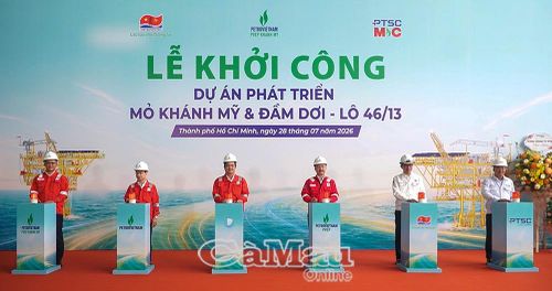 Các đại biểu thực hiện nghi thức bấm nút khởi công dự án
