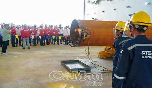 Các đại biểu tham dự chứng kiến mạch cắt đoạn ống đầu tiên của dự án, tại Xưởng thi công số 3 - Trung tâm Công nghiệp năng lượng và Hậu cần kỹ thuật dầu khí.