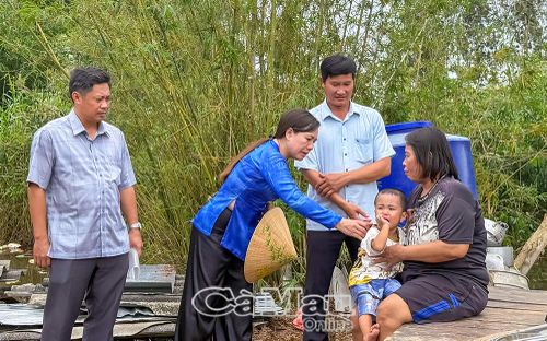 Chính quyền địa phương đến thăm hỏi và động viên gia đình bị thiệt hại do thiên tai.