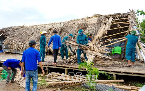Lực lượng chức năng xã Đá Bạc hỗ trợ người dân khắc phục hậu quả thiên tai.