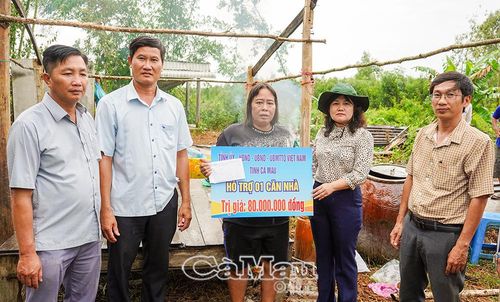 Phó Chủ tịch Uỷ ban MTTQ Việt Nam tỉnh Cà Mau Võ Thị Ngọc Hân trao hỗ trợ căn nhà trị giá 80 triệu đồng cho gia đình bà Bùi Ngọc Giàu (Ấp 3), hộ đặc biệt khó khăn, bị sập nhà hoàn toàn do mưa dông vào rạng sáng 28/7.